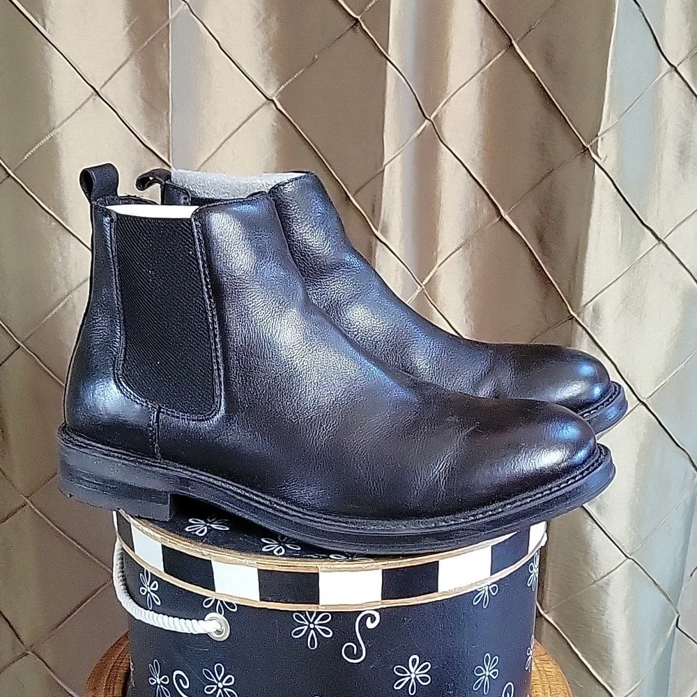 NWOT- VINCE CAMUTO ‘Huntsley’ Leather Chelsea Ankle Boot DISPLAY SHOE